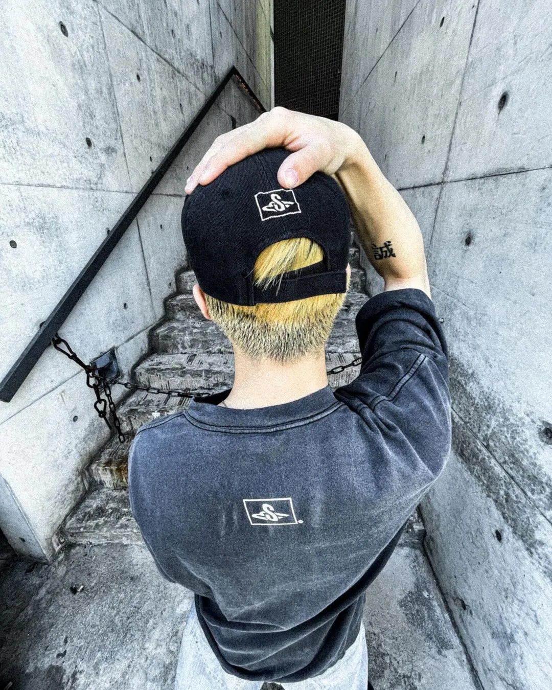 SAINT Mxxxxxx SM6 TEE/BLK latest model SM6 basic LOGO printed TEE, washed black S-XL, garment dyeing, heavy washing to make old, hanging holes, highly restored original printing, correct with anti-counterfeiting angel mark